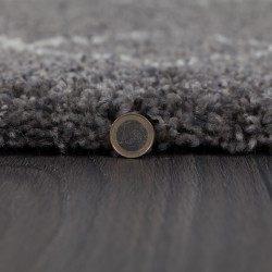 Tapis gris foncé au motif géométrique zigzag ivoire