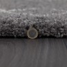 Tapis gris foncé au motif géométrique zigzag ivoire
