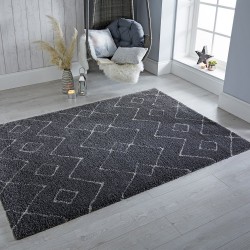 Tapis gris foncé au motif géométrique zigzag ivoire