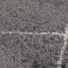 Tapis gris foncé au motif géométrique zigzag ivoire