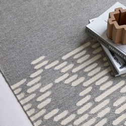 Tapis kilim gris et blanc cassé en laine