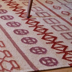 Tapis kilim en laine beige aux motifs multicolores
