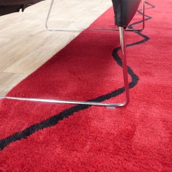Tapis en laine rouge frangé style berbère