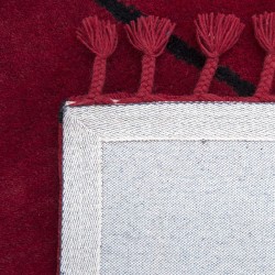 Tapis en laine rouge frangé style berbère