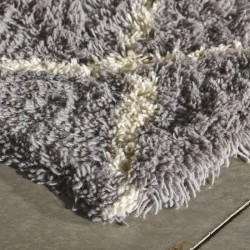 Tapis sur mesure gris en laine à motifs berbères ivoire