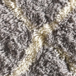 Tapis sur mesure gris en laine à motifs berbères ivoire