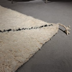 Tapis berbère ORIGINAL écru en laine avec design noir