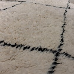 Tapis berbère ORIGINAL écru en laine avec design noir