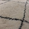 Tapis berbère ORIGINAL écru en laine avec design noir