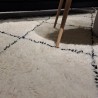 Tapis berbère sur mesure ORIGINAL écru en laine avec design noir