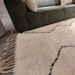 Tapis berbère L'INVERSE écru et noir en laine avec franges
