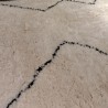 Tapis berbère L'INVERSE écru et noir en laine avec franges