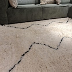 Tapis berbère L'INVERSE écru et noir en laine avec franges