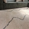 Tapis berbère L'INVERSE écru et noir en laine avec franges