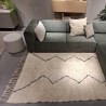 Tapis berbère L'INVERSE écru et noir en laine avec franges