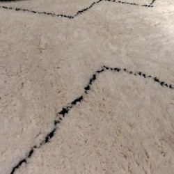 Tapis berbère sur mesure L'INVERSE écru et noir en laine avec franges