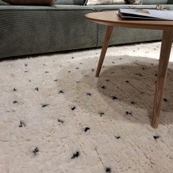 Tapis berbère écru à pois noir en laine avec franges