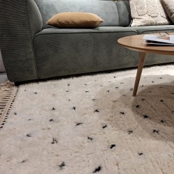 Tapis berbère écru à pois noir en laine avec franges