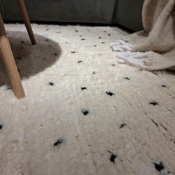 Tapis berbère écru à pois noir en laine avec franges
