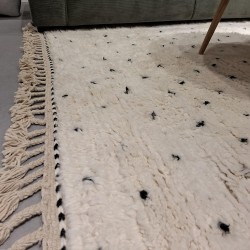 Tapis berbère écru à pois noir en laine avec franges