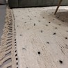 Tapis berbère écru à pois noir en laine avec franges