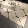 Tapis berbère sur mesure en laine écru fait à la main avec petites fra
