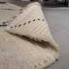 Tapis berbère sur mesure en laine écru fait à la main avec petites fra