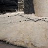 Tapis berbère sur mesure en laine écru fait à la main avec petites fra