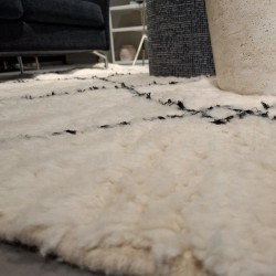Tapis berbère sur mesure en laine écru fait à la main avec petites fra