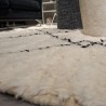 Tapis berbère sur mesure en laine écru fait à la main avec petites fra